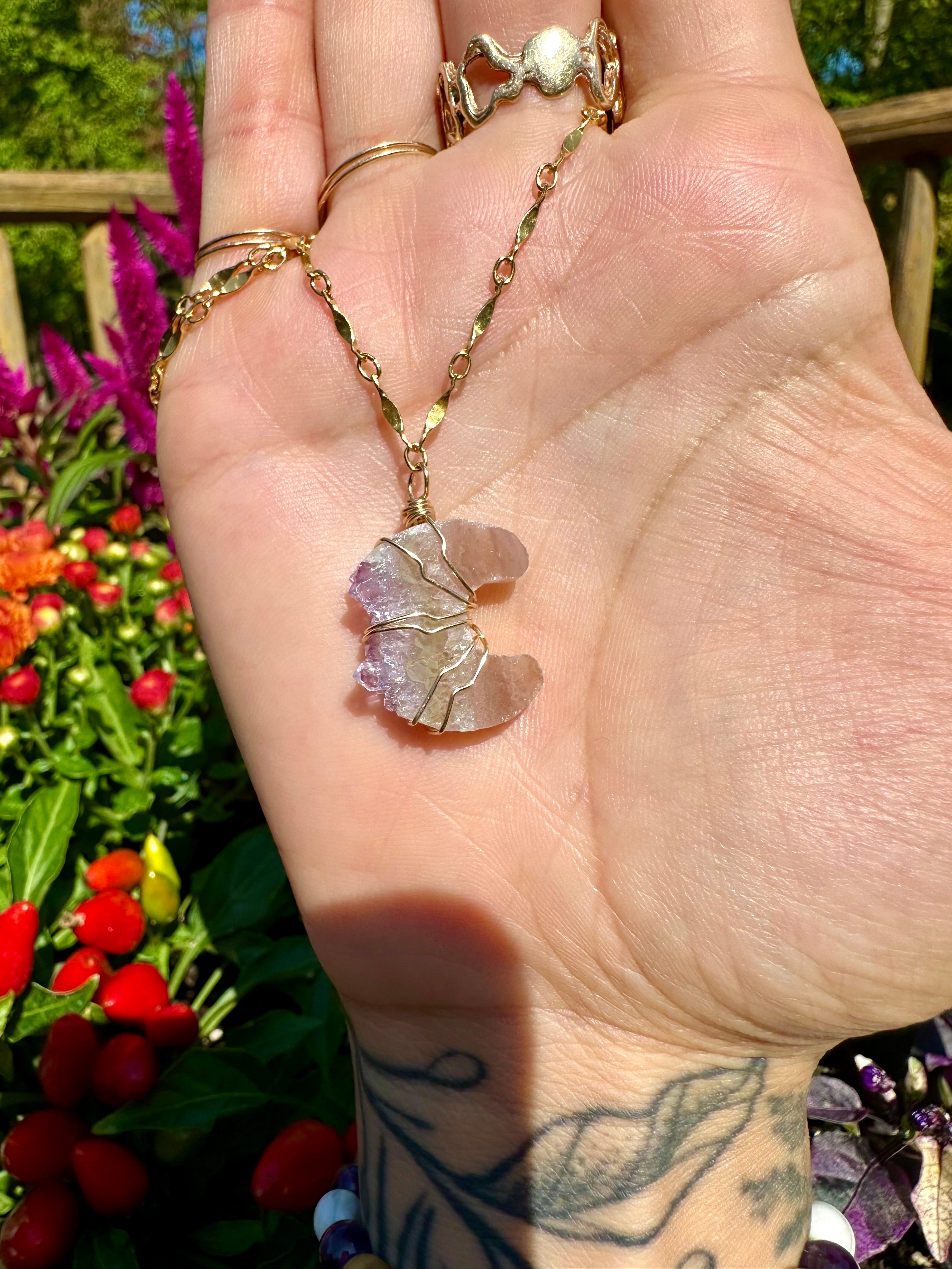 *one of one*♡ lil agate quartz moon necklace gold